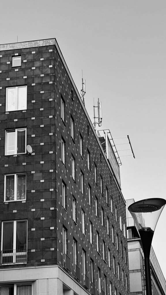 Einsames Hochhaus in Grau