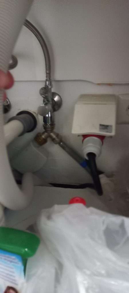 Starkstromanschluss neben Wasserhahn