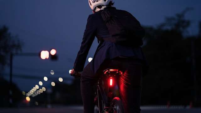 Fahrradfahrer mit Rücklicht für Sichtbarkeit