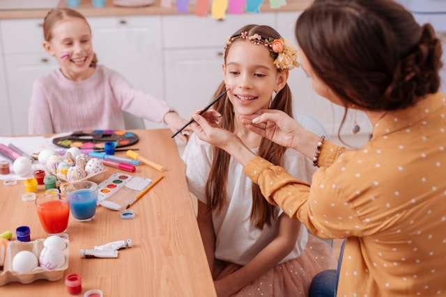 Kinder werden geschminkt