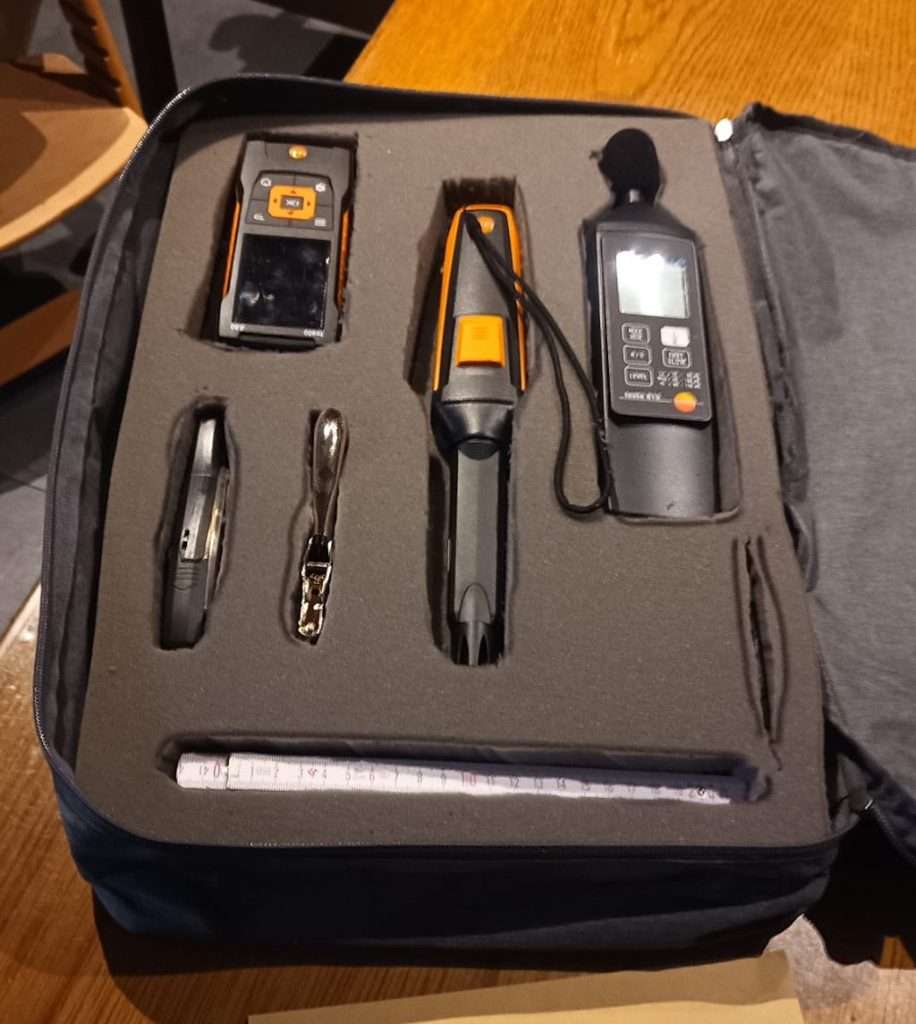 Messkoffer, eine Hälfte mit Elektromessgeräten