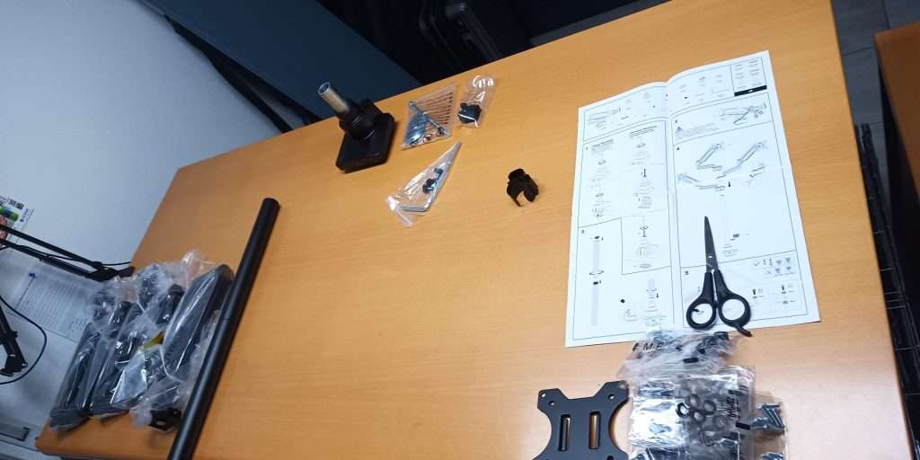 Schreibtisch bereit zum Montieren der Bildschirmhalterung