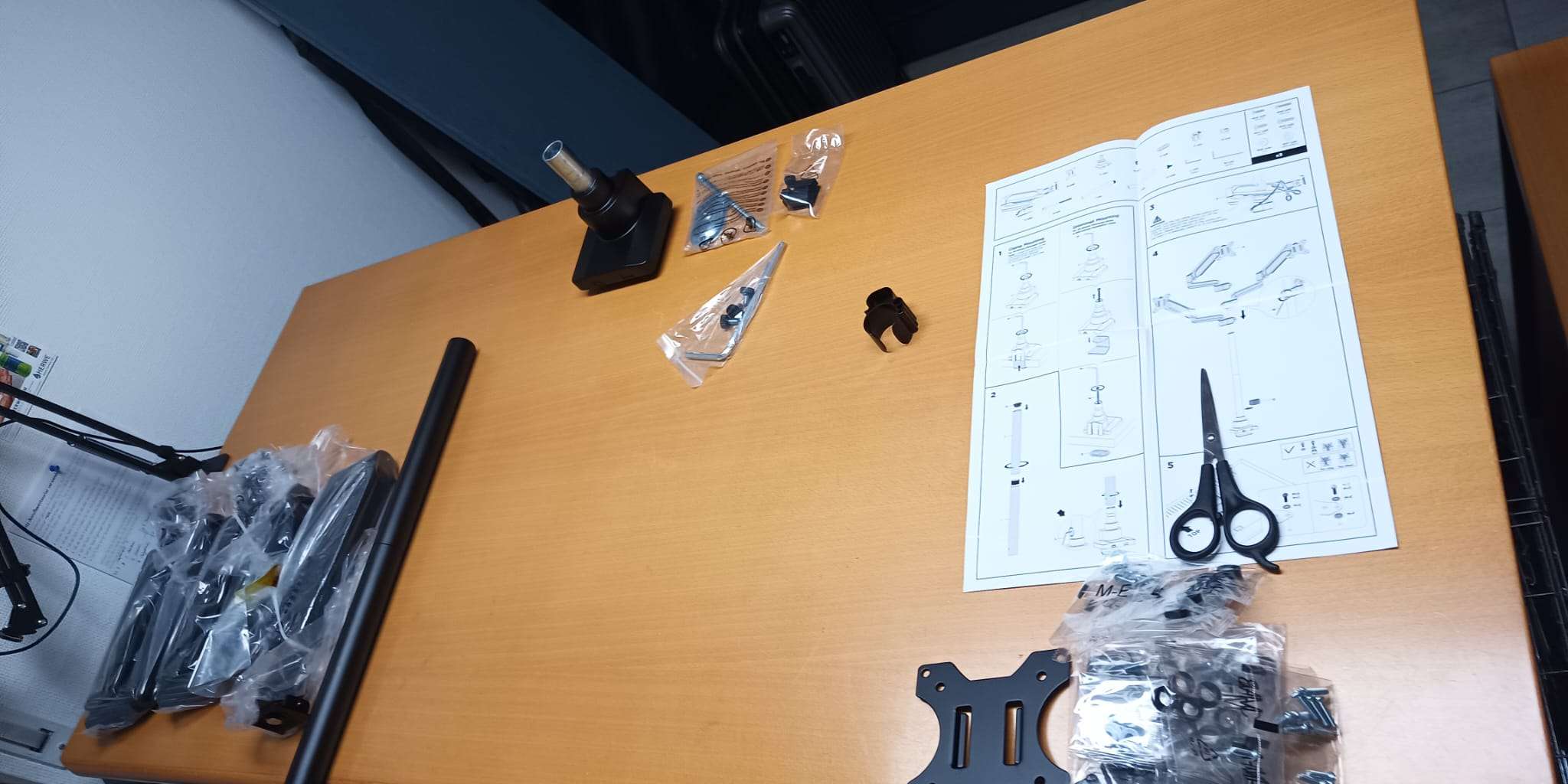 Schreibtisch bereit zum Montieren der Bildschirmhalterung