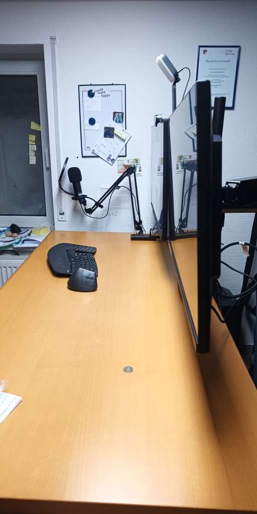 Bildschirm auf Augenhöhe durch Bildschirmhalterung