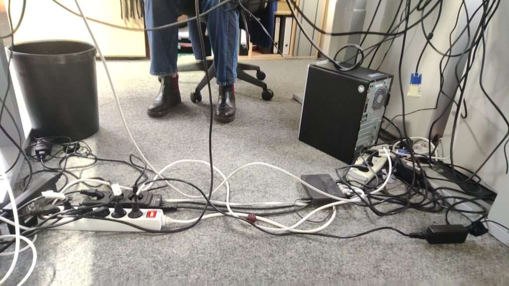 Großer Kabelsalat unterm Schreibtisch