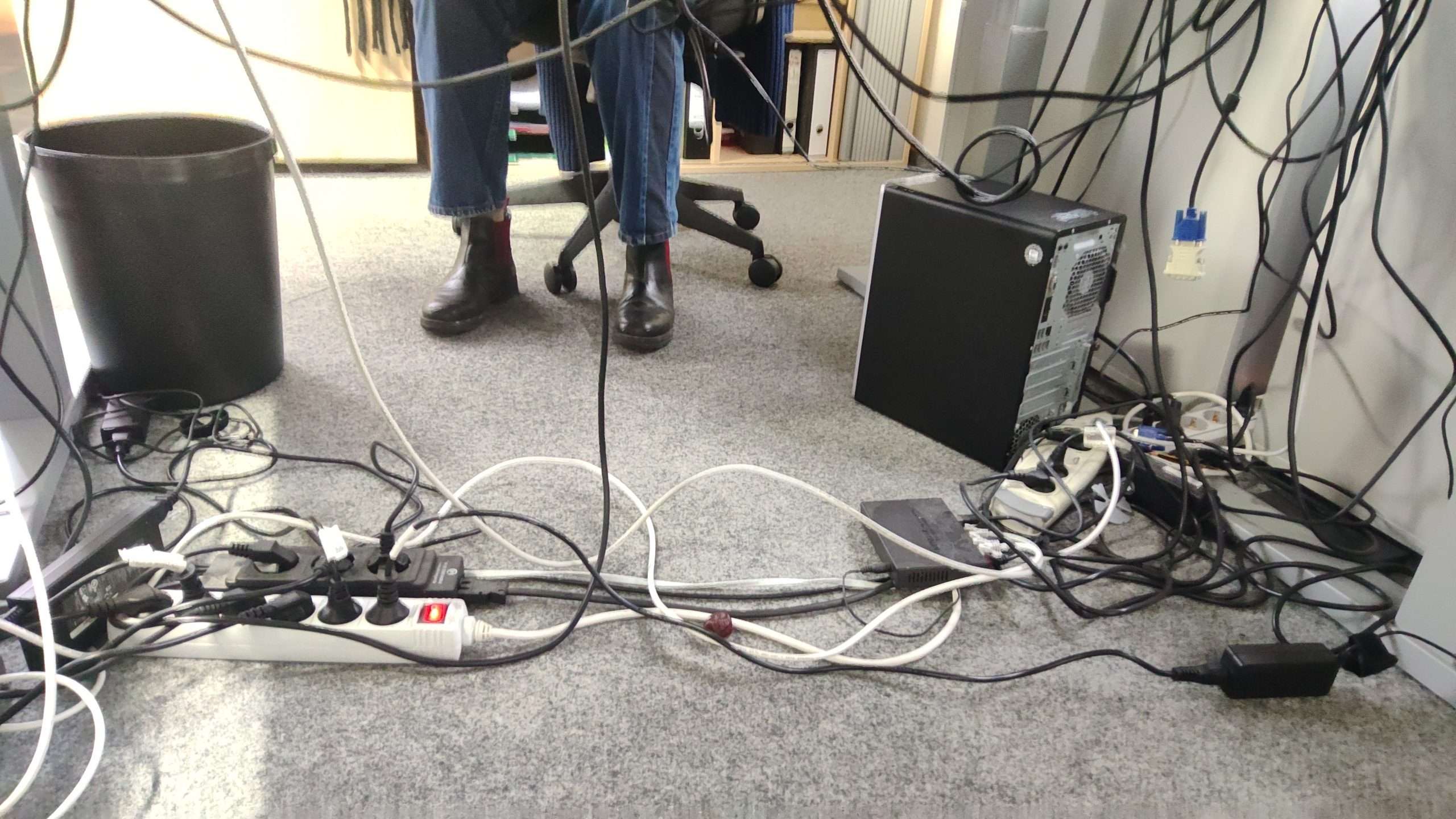Großer Kabelsalat unterm Schreibtisch