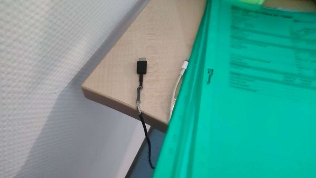 Beschädigte Kabel im Gebrauch. Ohne Aufsicht werden Sicherheitsrisiken nicht immer ernst genommen.