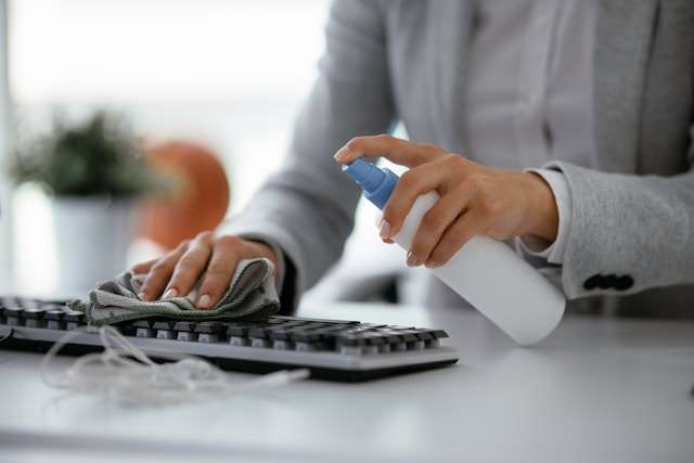 Sprüh- und Wischdesinfektion einer Tastatur