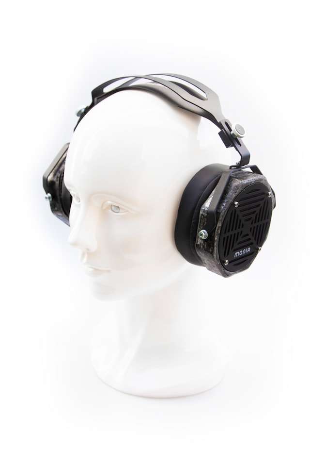 Kopfhörer auf Schaufensterpuppe