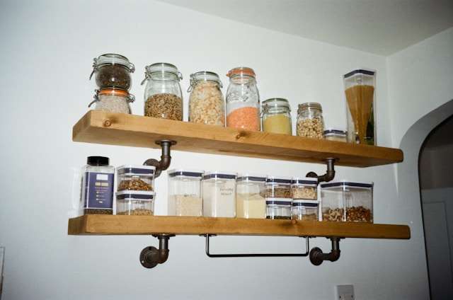 Ein Küchenregal mit etikettierten Vorratsgläsern