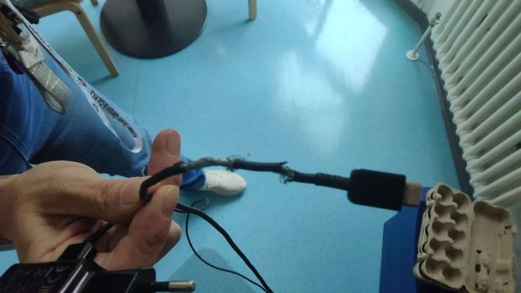 Stark beschädigtes USB-Kabel