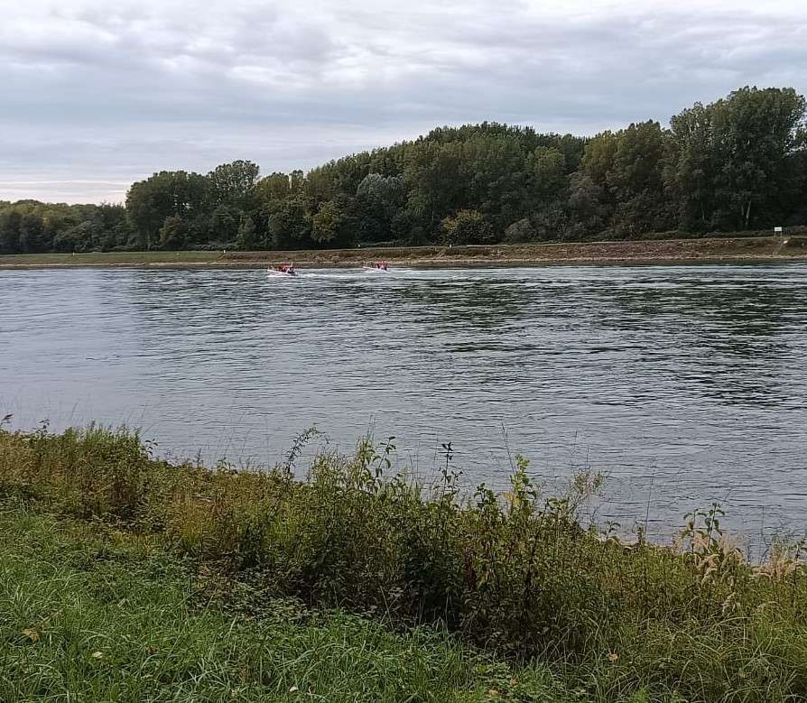 Zwei Boote des DRK bei einer Hochwasserübung auf dem Rhein